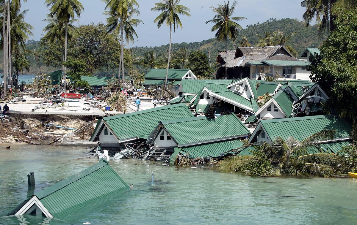 Šrilanka cunami dec2004 | Smrtonosni cunami leta 2004 je samo na Šrilanki terjal več kot 38 tisoč življenj. | Foto Reuters