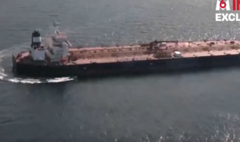 Zamaskirani vojaki vdrli na ruski tanker, ki je že več dni zasidran ob zahodni francoski obali