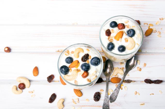 Grški jogurt z oreščki, jagodičjem in malo medu je lahko sladica. | Foto: Thinkstock