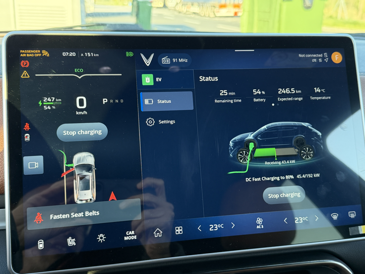 Vmesnik nudi precej informacij tudi za polnjenje in delovanje električnega pogona - pohvalno. | Foto: Gregor Pavšič