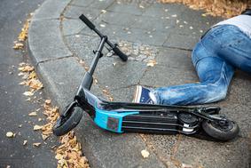 Voznik električnega skiroja trčil v 90-letnika, ki je utrpel hude poškodbe