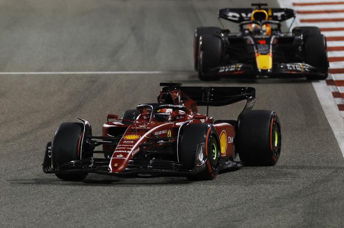 Po prvih postankih sta se tri kroge prehitevala. Leclerc je vse napade Verstappna odbil. | Foto: Reuters