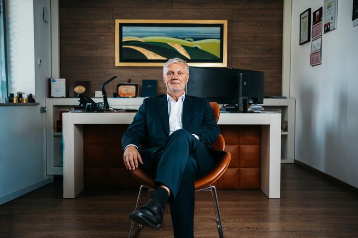 Milan Kuster je s svojo poslovno potjo dokazal, da uspeh ni zgolj v inovacijah, temveč predvsem v ljudeh. Njegova filozofija temelji na poštenem in odgovornem vodenju, spoštovanju zaposlenih ter vlaganju v razvoj in izobraževanje. | Foto: Jan Lukanović