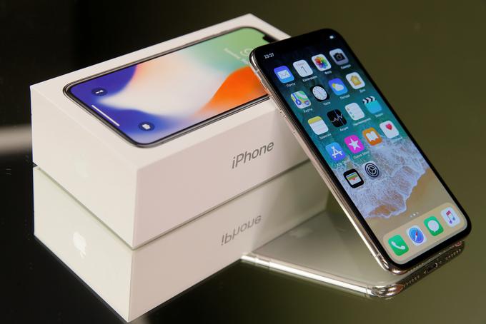 Apple je ob predstavitvi in začetku prodaje pametnega telefona iPhone X zatrjeval, da je verjetnost nepooblaščenega odklepa ena proti milijon. Pravilnost delovanja razpoznave obraza naj bi dodatno krepili algoritmi umetne inteligence. | Foto: Reuters