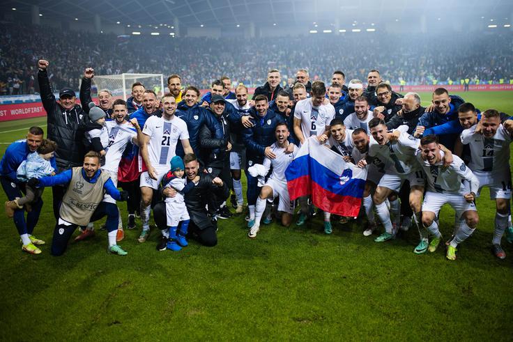 Slovenskim nogometnim junakom so se med proslavljanjem zgodovinskega uspeha pridružili tudi nekateri njihovi najmlajši. | Foto: Grega Valančič/www.alesfevzer.com