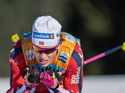 Klaebo se je z zmago na prvi tekmi leta utrdil v skupnem seštevku turneje