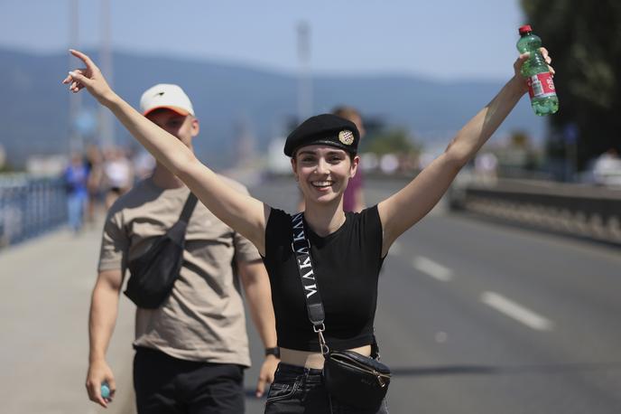 Obiskovalka Thompsonovega koncerta | Thompsonova rehabilitacija ustaštva je le del institucionalnega zgodovinskega revizionizma na Hrvaškem, piše Frankfurter Allgemeine Zeitung. Po eni od anket kar tretjina mladih Hrvatov meni, da je fašistična NDH (ta je pomorila okoli pol milijona ljudi) le ščitila interese hrvaškega naroda. Na fotografiji: ena od obiskovalk Thompsonovega koncerta. Kar tretjino vstopnic za Thompsonov koncert naj bi kupili mlajši od 28 let. | Foto Guliverimage