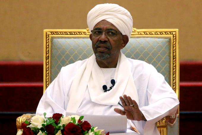 Sudanska vojska je v četrtek izvedla državni udar in strmoglavila Al Baširja. | Foto: Reuters