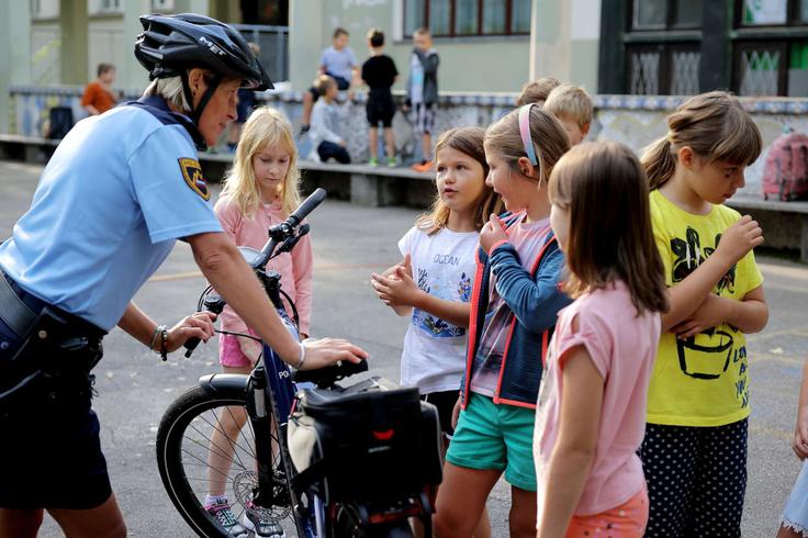 Za manj kot dva je avto doma je kampanja Inštituta za politike prostora, s katero opozarjajo, da je več kot 50 odstotkov dnevnih poti, ki jih opravimo z avtomobilom, krajših od dveh kilometrov. | Foto: Matic Prevc/STA