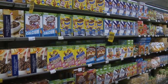 Za kar 93 odstotkov izdelkov z barvito embalažo se je izkazalo, da imajo nizko hranilno vrednost. | Foto: Planet TV