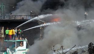 V požaru v tovarni vžigalic med več deset mrtvimi tudi otroci