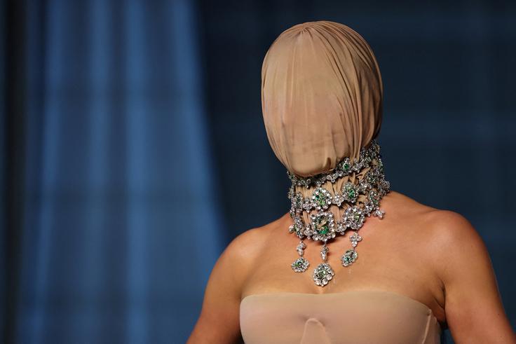 Gre za obleko prestižne modne hiše Maison Margiela iz njihove zadnje jesenske kolekcije oblikovalca Glenna Martensa. | Foto: Reuters