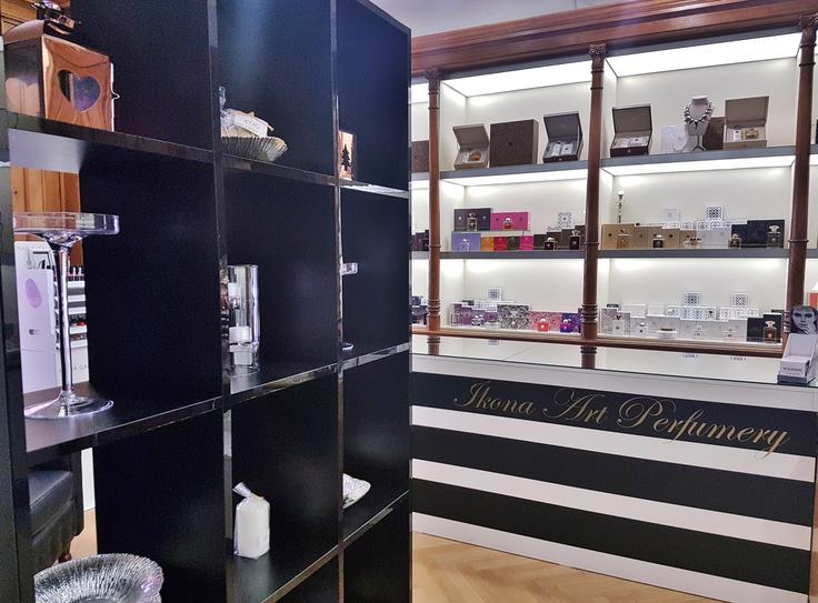 Kadar ste v dvomih, kaj podariti ljubljeni osebi, je Ikona Art Perfumery, nedvomno najboljša izbira. Izbirate lahko med ekskluzivnimi znamkami dišav in kozmetike. | Foto: 