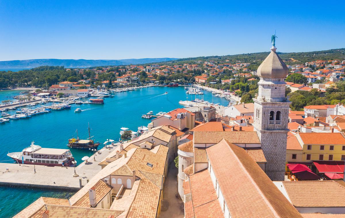 Krk | Večina Slovencev išče nepremičnino blizu morja, najbolj v Istri in na otoku Krku (na fotografiji mesto Krk). | Foto Getty Images