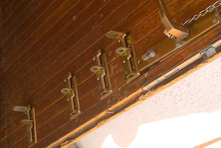 Tatov ne ustavijo niti večkratni zapahi na vratih.  | Foto: Planet TV