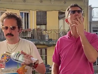 Evropski odgovor Trumpu: kdo sta retro Italijana s sintetizatorji, cigareti in camparijem?