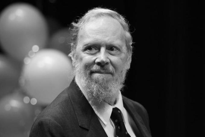 Ameriški programer Dennis Ritchie je izumil programski jezik C in operacijski sistem Unix, temelja tehnološke infrastrukture, ki jo po vsem svetu uporabljamo še danes. Programski jezik C je Dennis Ritchie ustvaril med letoma 1969 in 1973. Šlo je za prvi res sodoben in zelo fleksibilen programski jezik, ki je tako uporaben, da je tega oziroma njegove številne derivate skoraj pol stoletja po izumu mogoče najti v praktično vsakem sodobnem operacijskem sistemu, programu, aplikaciji. Operacijski sistem Unix medtem poganja številne pomembne svetovne informacijske sisteme, tudi tiste, ki skrbijo za delovanje svetovnega spleta, in je osnova operacijskih sistemov za pametne telefone z Androidom in iPhone. | Foto: Thomas Hilmes/Wikimedia Commons