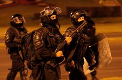 V Belorusiji ponoči novo nasilje med policijo in protestniki #video