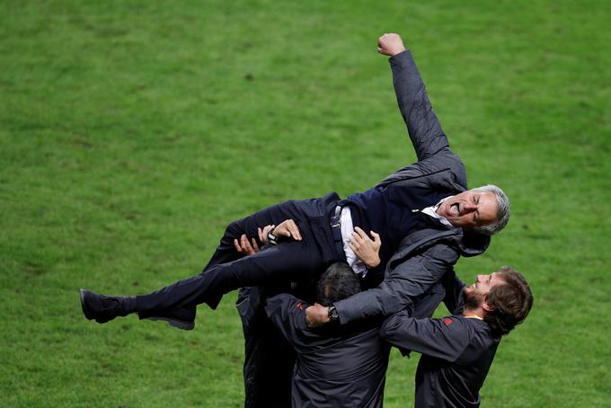 Po zmagi nad Ajaxom se je znašel na rokah nogometašev ostalih članov strokovnega vodstva. | Foto: Twitter - Voranc