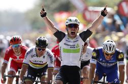 Cavendish prvi vodilni na Touru, Contador grdo padel