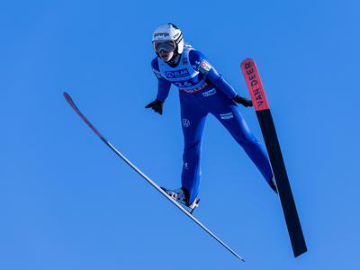 Mlade slovenske skakalke do naslova ekipnih svetovnih prvakinj