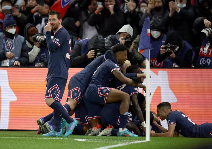 Veselje nogometašev PSG po zadetku Kyliana Mbappeja v sodnikovem podaljšku. | Foto: Reuters