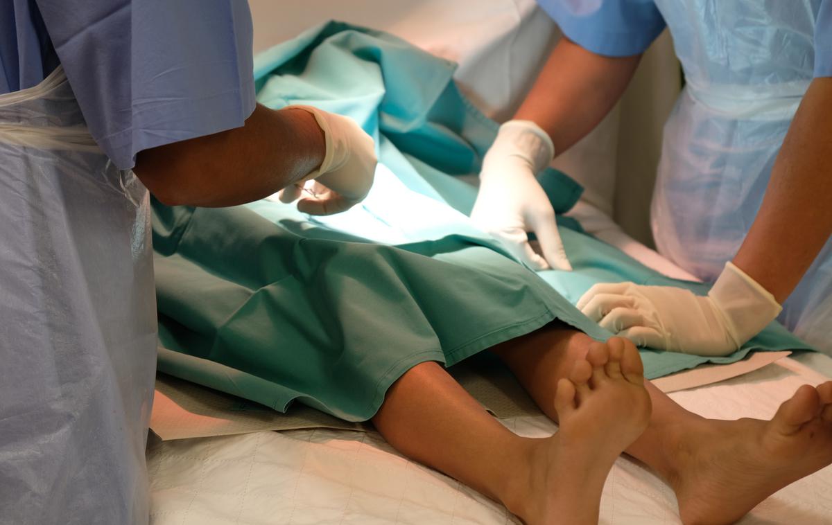 operacija | Predvsem muslimanske in judovske družine v Italiji dečke obrezujejo zaradi higienskih in verskih razlogov. Pogosto se ta obrezovanja izvajajo nezakonito. Fotografija je simbolična. | Foto Shutterstock