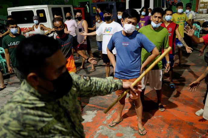 Filipini | Na Filipinih policija kršitelje ukrepov za zajezitev koronavirusa kaznuje tudi z izvajanjem športnih vaj. | Foto Reuters