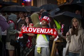 Spremljanje nogometne tekme Slovenija - Portugalska na POgačarjevem trgu v Ljubljani.