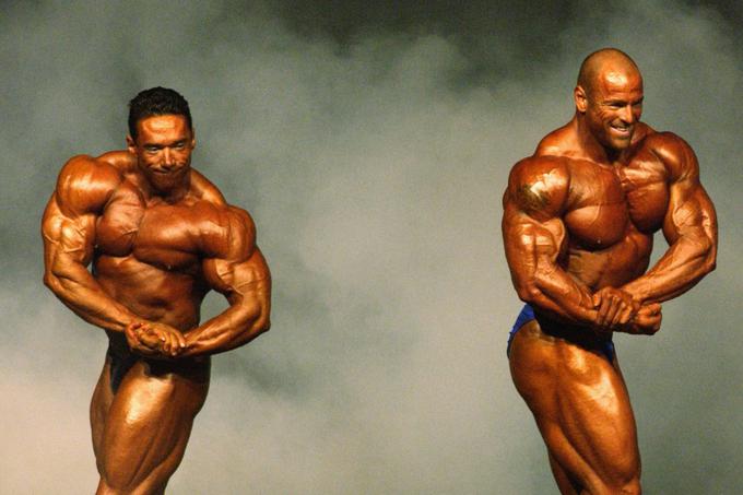 Uporabnike steroidov pogosto izdajo izrazito okrogla in izstopajoča ramena ter ogromni trapezasti mišici.  | Foto: Getty Images