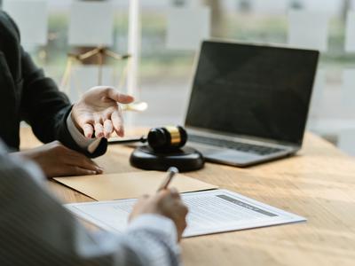 Odvetnik, ki je stranki zaračunal več kot lahko, za več mesecev ob delo