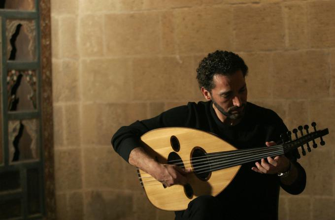 Sirija ne predstavlja kulturnega bogastva zgolj s svojo najstarejšo svetovno pesmijo, temveč tudi s številnimi arhaičnimi instrumenti, kot so lira in lutnja, ki spadata med najbolj poznani glasbili starih kultur. | Foto: Reuters