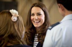 Kate Middleton v mornarski modrini med piloti