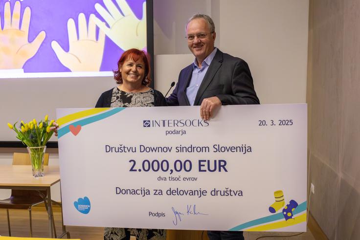 Predsednica društva dr. Valerija Bužan in direktor podjetja Intersocks, d.o.o., Marjan Kočila ob predaji donacije | Foto: NC3 D.O.O.