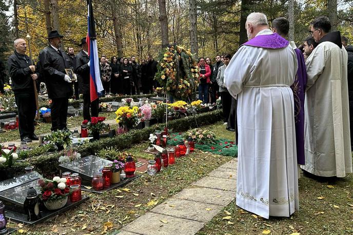 Pogreb, Aleš Šutar | Pred barom v Novem mestu, kjer se je zgodil tragični dogodek, že od sobote ljudje prižigajo sveče in se spominjajo ubitega Aleša Šutarja.  | Foto STA