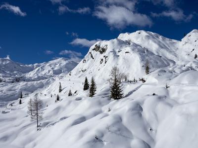 To je najlepša zimska tura v Sloveniji: Komna in koča pod Bogatinom #video