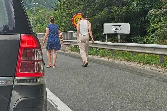Šokantni prizori s štajerske avtoceste: vožnja v napačno smer, otroci na vozišču
