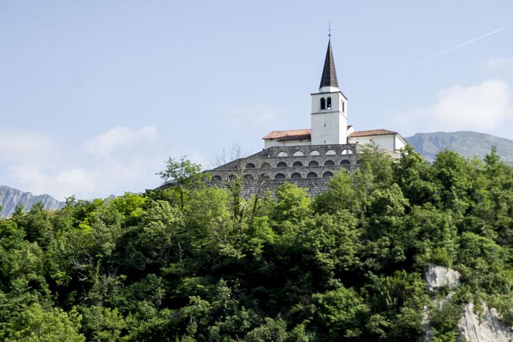 Antično ime za Kobarid je bil verjetno Capretum (izgovarjava Kapretum). Ker je bil Kobarid del zahodnoromanske narečne ploskve, je bilo romansko ime mesta ob prihodu Slovanov Kaboredo (glas t je postal d). V praslovanščini se je ime mesta glasilo Kabaridu, iz česar je pozneje nastala današnja slovenska oblika Kobarid. | Foto: Ana Kovač