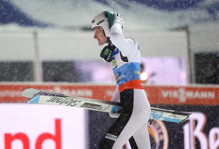 Domen Prevc po incidentu s smučmi in zavrnjenem protestu slovenskega tabora – zgodba, ki je v Oberstdorfu močno razburila Slovence. | Foto: Reuters