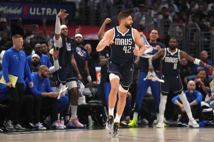 Maxi Kleber je dosegel pet trojk iz sedmih poskusov, kar štiri je prispeval v drugi četrtini. | Foto: Reuters