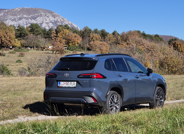 446 centimetrov dolga corolla cross je na gumah 225/50 R18 16 centimetrov dvignjena od tal. Kabina se odklepa z dotikom ročaja, stekel pa ni mogoče upravljati daljinsko.
 | Foto: Aleš Črnivec