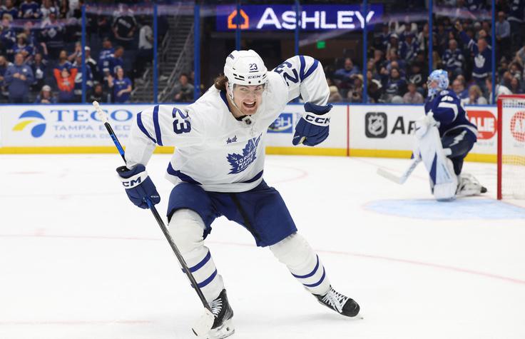Prvo ime ob zmagi Toronta nad Tampo v podaljšku je bil s tremi goli, tudi zmagovitim, Matthew Knies. | Foto: Reuters