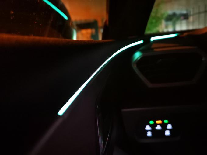Nočna osvetlitev, ki delno pomaga tudi pri opozorilu ob vozilih v mrtvih kotih. Leon je v paketu FR varnostno zelo spodobno opremljen avtomobil. | Foto: Gregor Pavšič