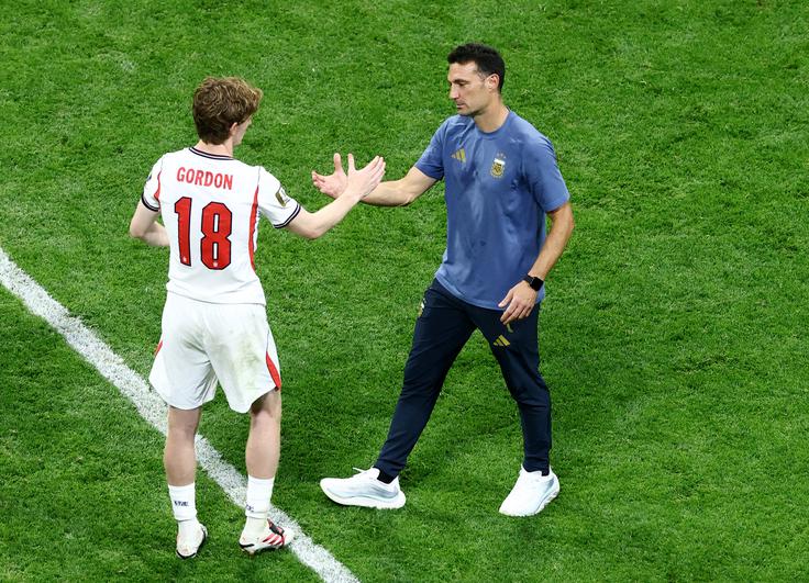 Tako je argentinski selektor po tekmi segel v roko Anthonyju Gordonu, strelcu angleškega zadetka. | Foto: Reuters