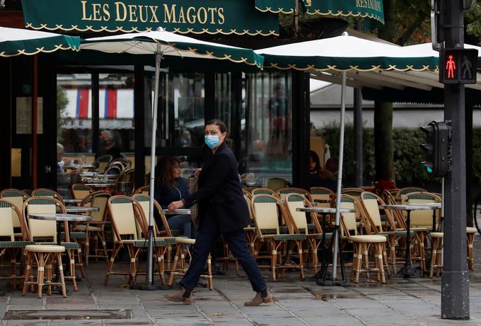 V boju za zajezitev hitrega širjenja novega koronavirusa bodo od torka v francoskem Parizu in njegovih predmestjih za dva tedna zaprti vsi bari in kavarne. | Foto: Reuters