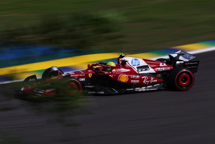 Lewis Hamilton je bil na zelo izenačenih kvalifikacijah samo 13. | Foto: Reuters