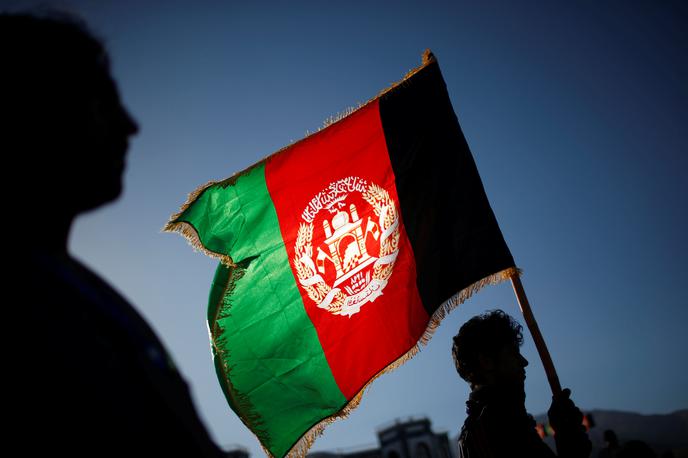 Afganistan zastava | Nov samomorilski napad talibanov v Afganistanu je tokrat terjal tri življenja. | Foto Reuters