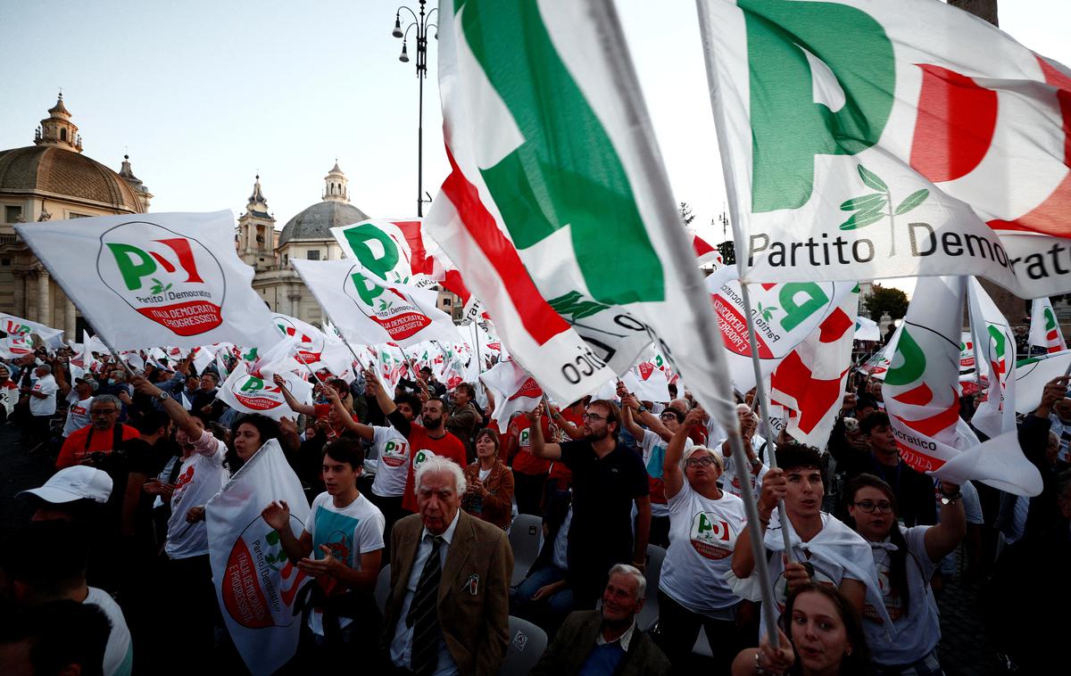 volitve, Italija | Svoj glas lahko danes ob plačilu dveh evrov oddajo vsi Italijani ne glede na strankarsko pripadnost. | Foto Reuters