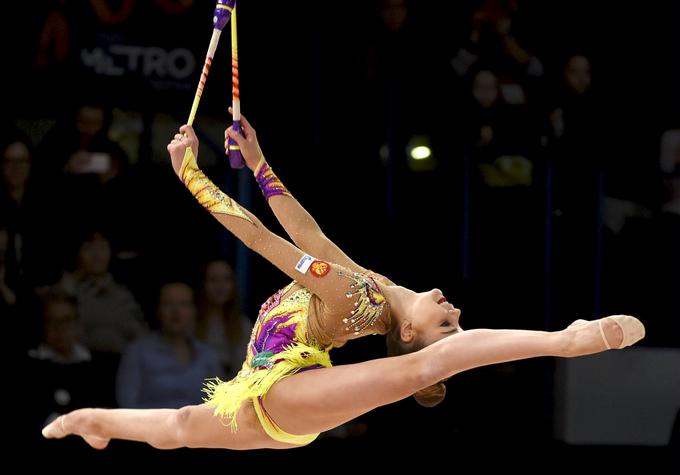 Rusinja Dina Averina je na 37. svetovnem prvenstvu v ritmični gimnastiki v Bakuju prepričljivo osvojila novo mnogobojsko krono.  | Foto: Reuters