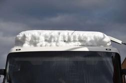 V Švici ustavili švedski avtobus z 1,6 tone snega na strehi